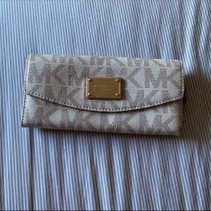 Michael Kors Slim Flap Vanilla Wallet